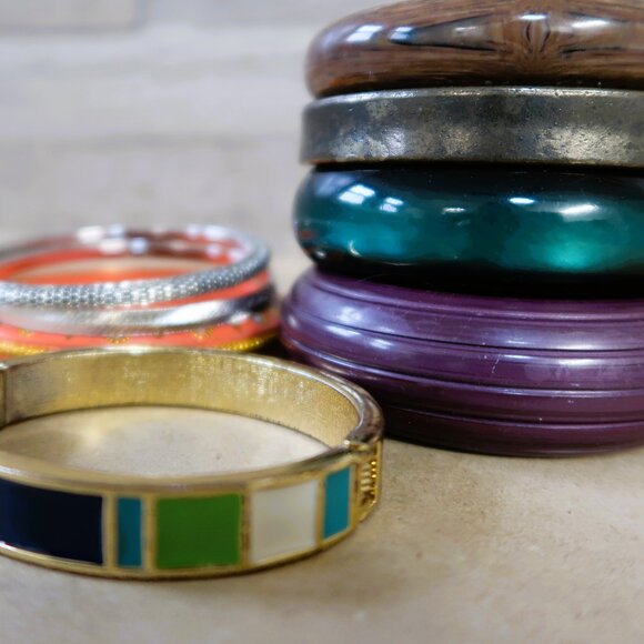 Vintage Bangle Bracelet 9 Pc Enamel Gold Tone 1 Monet Included Stackable Bundle - Picture 4 of 11